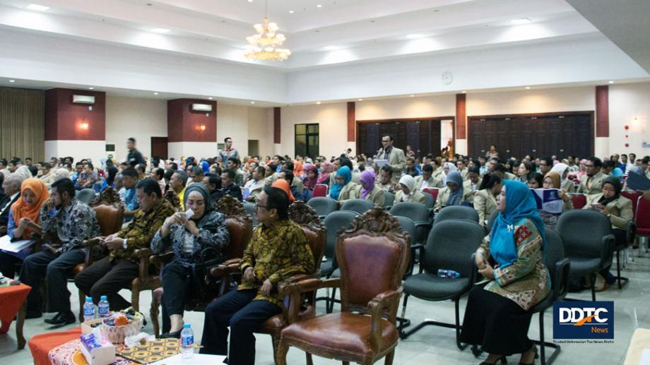 Salah satu peserta saat melontarkan pertanyaan dalam acara Seminar Nasional Kebijakan Publik 2016 STIAMI.