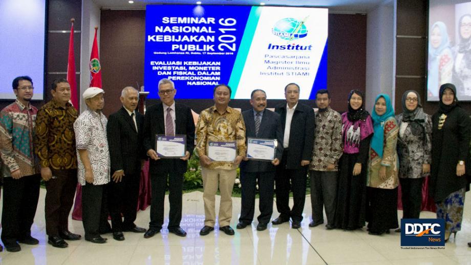 Foto bersama para pembicara dengan beberapa peserta Seminar Nasional Kebijakan Publik 2016 STIAMI.