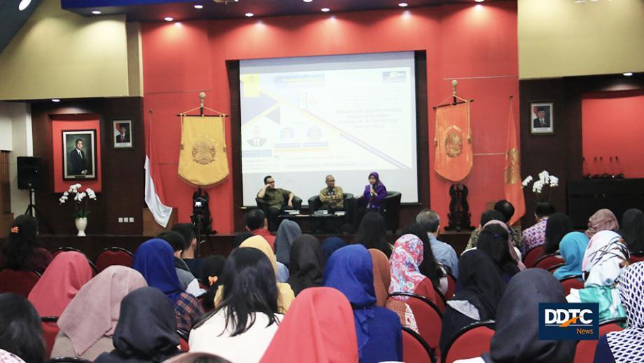 Suasana bedah buku yang menjadi bentuk komitmen memajukan pendidikan perpajakan Indonesia antara DDTC dengan FIA UI di Auditorium Juwono Sudarsono, FISIP UI, Depok