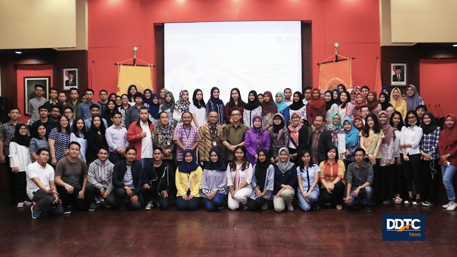 Foto bersama narasumber, panelis, peserta, dan panitia Bedah Buku P3B di Auditorium Juwono Sudarsono, FISIP UI