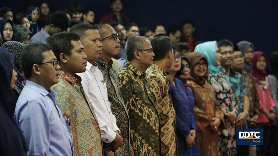 Para hadirin bersiap menyanyikan lagu kebangsaan Indonesia Raya, sebelum acara seminar nasional di Hall Gedung C, Kampus FEB Undip Tembalang, Semarang, Rabu (01/03) dimulai. (Foto: DDTCNews)