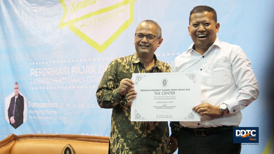 Peresmian Tax Center oleh Dekan FEB Undip Suharnomo (kanan) yang pengembangannya akan didukung penuh oleh DDTC.