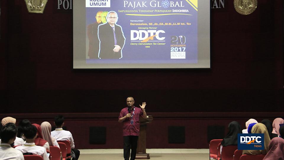 Pemaparan materi oleh Managing Partner DDTC Darussalam di hadapan peserta kuliah umum