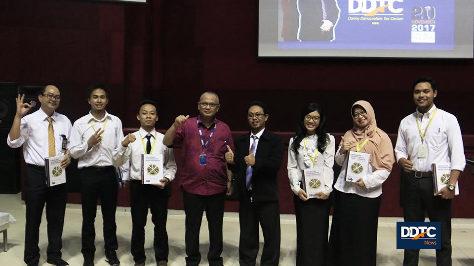 Foto bersama para peserta yang aktif memberikan pertanyaan dan berhak mendapatkan masing-masing buku P3B dari DDTC