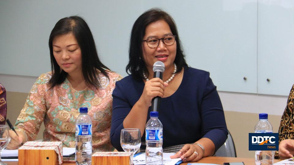 Dilanjutkan dengan pembicara ketiga yaitu Partner SF Consulting, Ratna Febrina.