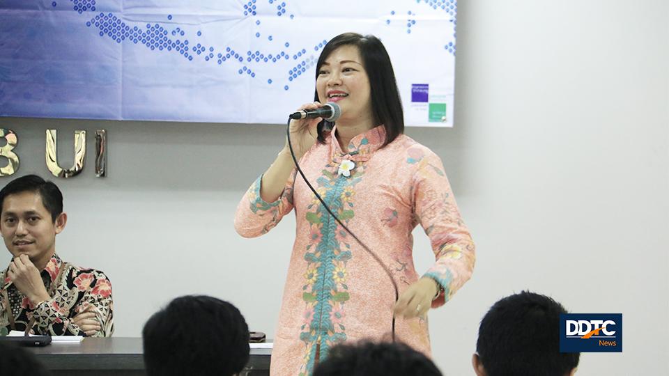 Pengajar Departemen Akuntansi FEB UI Christine Tjen selaku moderator saat membuka sesi kedua acara.