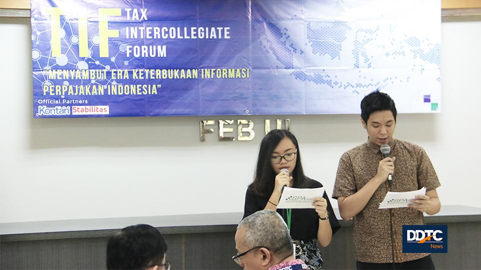 MC membuka acara gelaran SPA FEB UI yang bertemakan ‘Menyambut Era Keterbukaan Informasi Perpajakan Indonesia’ pada hari  Kamis (4/5) bertempat di Kampus UI, Depok