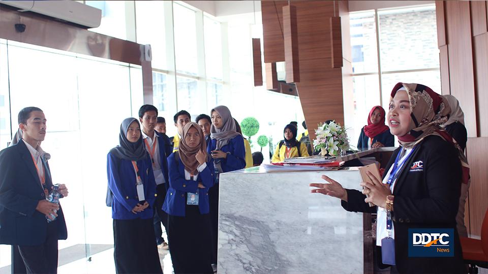 Administrator Tax Research & Training Services DDTC Eny Marliana (kanan) memandu para peserta untuk company visit. Para peserta diajak untuk melihat seluruh aktivitas para profesional DDTC sekaligus mengunjungi DDTC Library. 