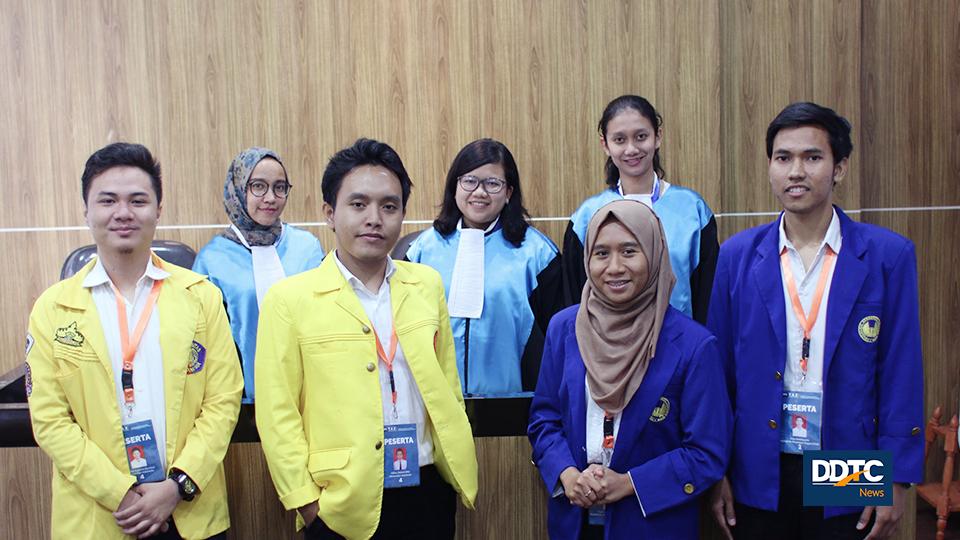 Para peserta dan juri babak final DDTCNews Tax Competition 2018 berfoto bersama setelah menjalani simulasi moot court. 