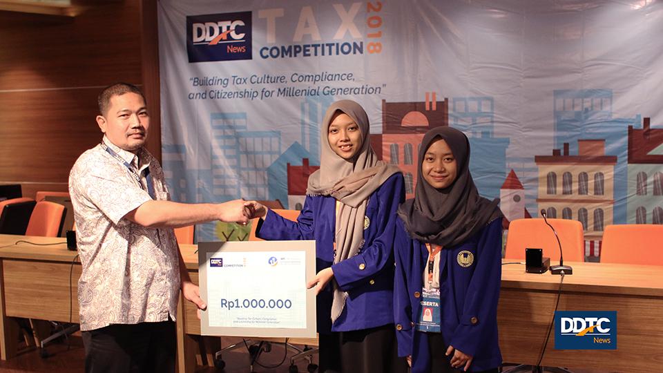 Pemimpin Redaksi DDTCNews Bastanul Siregar memberikan hadiah kepada juara V DDTCNews Tax Competition 2018. Juara V mendapatkan uang tunai senilai Rp1 juta, buku, dan souvenir.