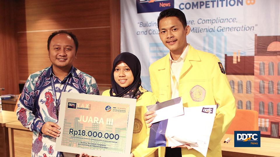 Partner Research and Traning Service DDTC B. Bawono Kristiaji memberikan hadiah kepada juara III DDTCNews Tax Competition 2018. Juara III mendapatkan hadiah senilai Rp18 juta (uang tunai Rp3 juta dan seminar dan training gratis di DDTC Academy senilai Rp15 juta). 