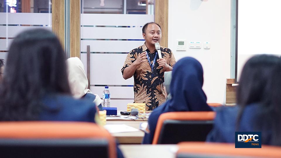 Partner Tax Research & Training Services DDTC, B. Bawono Kristiaji menyambut kedatangan Mahasiswa Fakultas Ekonomi dan Bisnis Universitas Trisakti di Menara DDTC, Senin (4/3/2019).