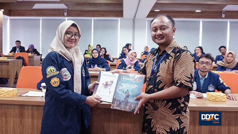 Pemberian buku Pajak Partambahan Nilai terbitan DDTC dan majalan InsideTax edisi ke-40. 