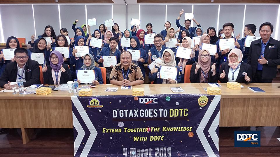 Partner Tax Research & Training Services DDTC, B. Bawono Kristiaji dan beberapa profesional DDTC berfoto bersama mahasiswa Universitas Trisakti di Menara DDTC. 