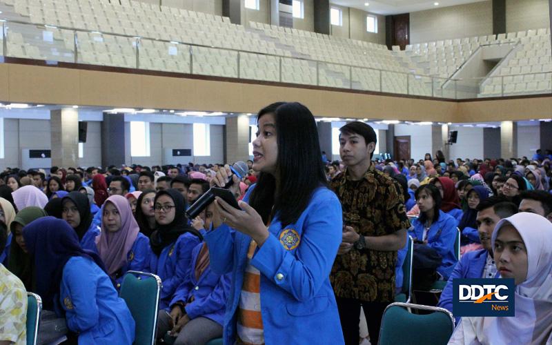 Seorang mahasiswa D3 Jurusan Akuntansi Unpam terlihat antusias bertanya kepada para narasumber. 