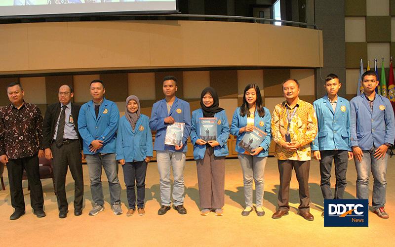 Beberapa mahasiswa yang menyampikan pertanyaan mendapat apresiasi dari DDTC dan panitia seminar. 