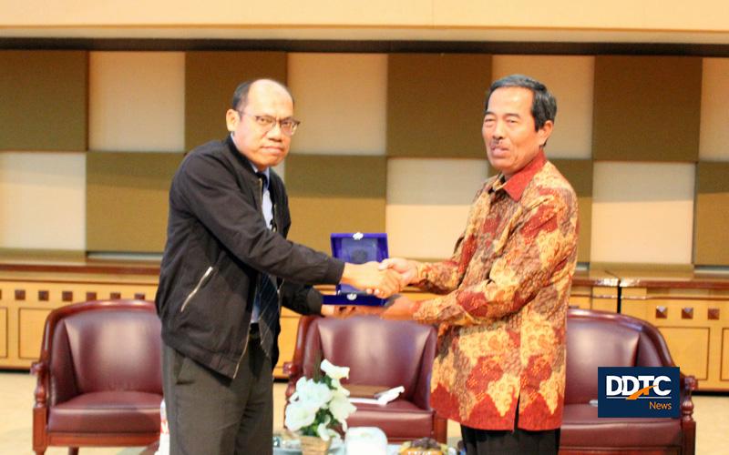 Pemberian plakat apresiasi dari rektor Unpam Dayat Hidayat kepada Muhammad Saefudin dari Kanwil DJP Banten.