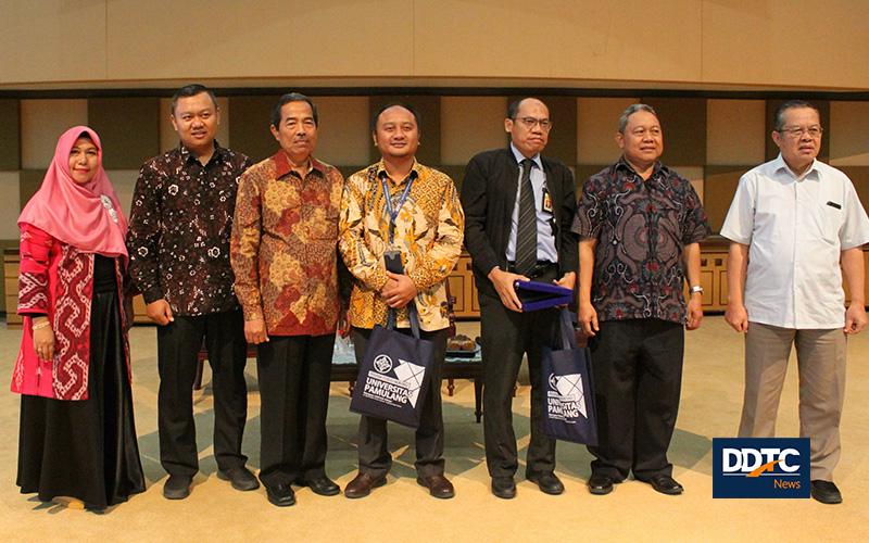 Sesi foto bersama narasumber dan jajaran rektorat Universitas Pamulang seusai acara. 