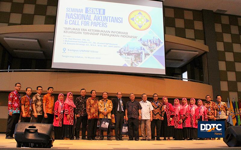 Sesi foto bersama panitia, jajaran rektorat Universitas Pamulang dan narasumber usai acara.