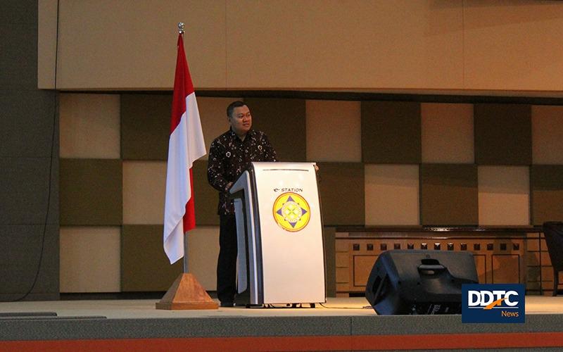 Amri, dosen Unpam bertindak sebagai moderator dan membuka sesi pemaparan materi dari narasumber seminar nasional.