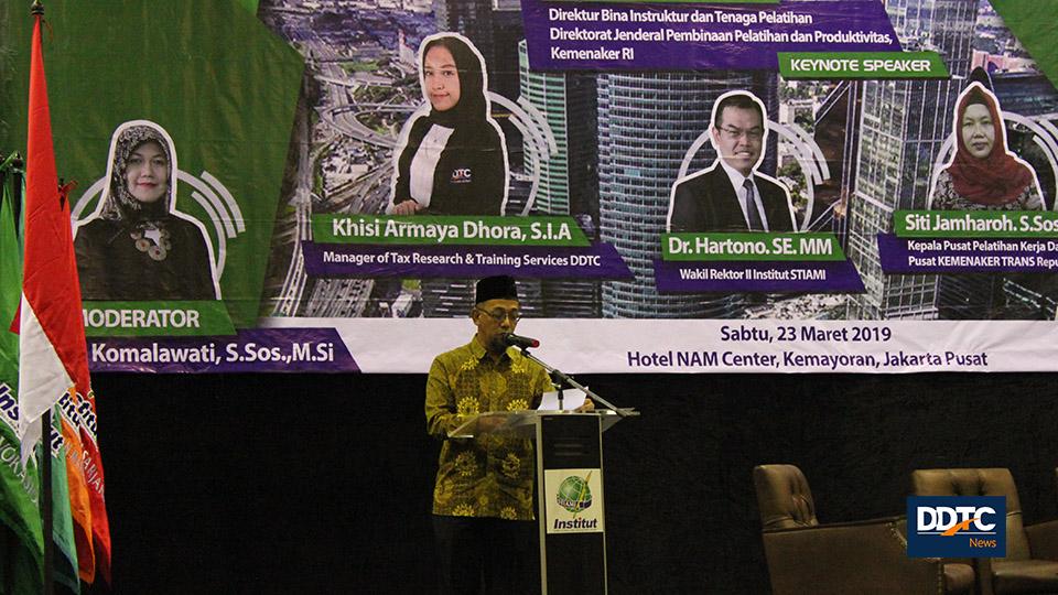 Direktur Program Vokasi Institut STIAMI Ardiansyah  membuka seminar nasional di Hotel NAM Jakarta Pusat. Seminar ini menggandeng DDTC sebagai salah satu sponsor. 