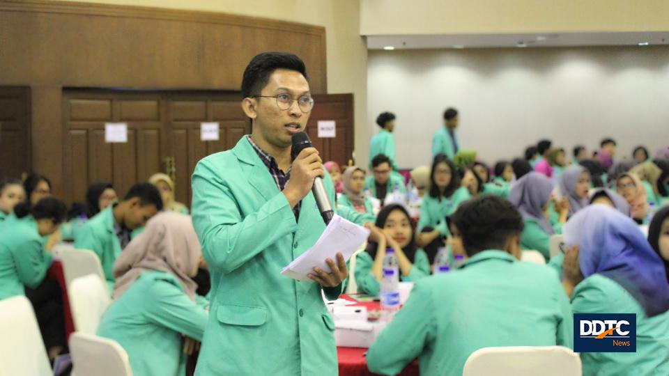 Mahasiswa vokasi Institut STIAMI antusias menyampaikan pertanyaan.