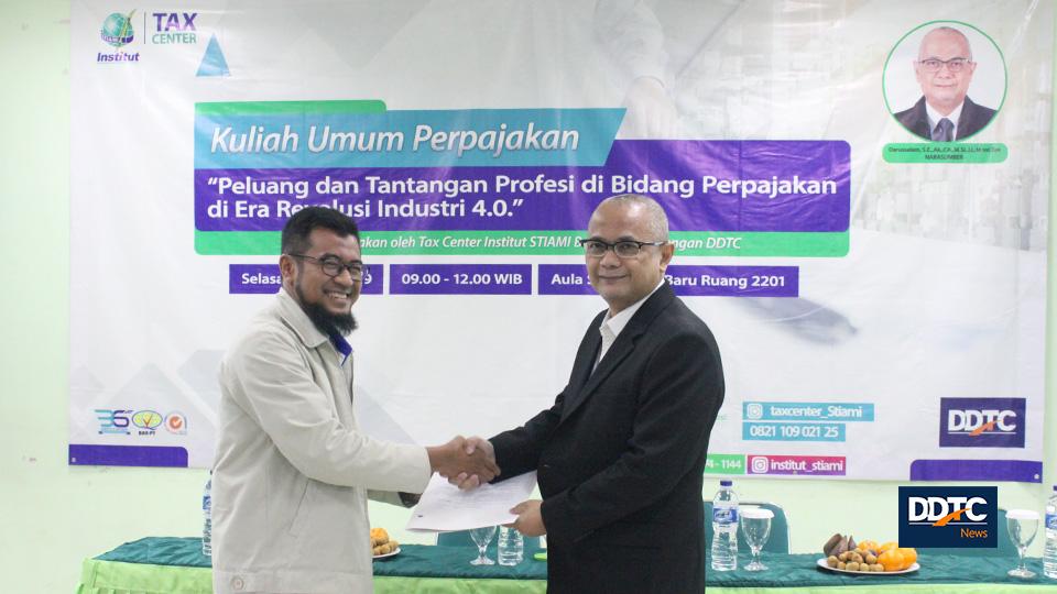 Pemberian Tanda Pembina Tax Center Institut STIAMI kepada Managing Partner DDTC yang juga sebagai Ketua Asosiasi Tax Center Perguruan Tinggi Seluruh Indonesia (Atpetsi) Darussalam. 