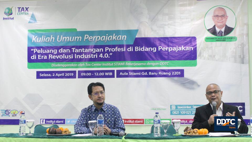 Managing Partner DDTC Darusalam memberikan paparan dalam kuliah umum, didampingi moderator sekaligus Pembina Tax Center Institut STIAMI Royke. 