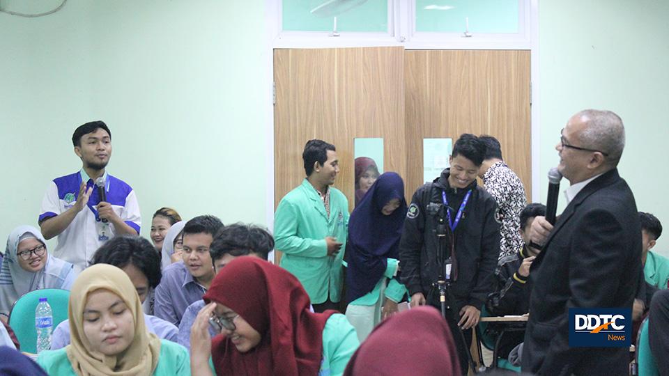 Managing Partner DDTC Darussalam berinteraksi langsung dengan peserta kuliah umum.