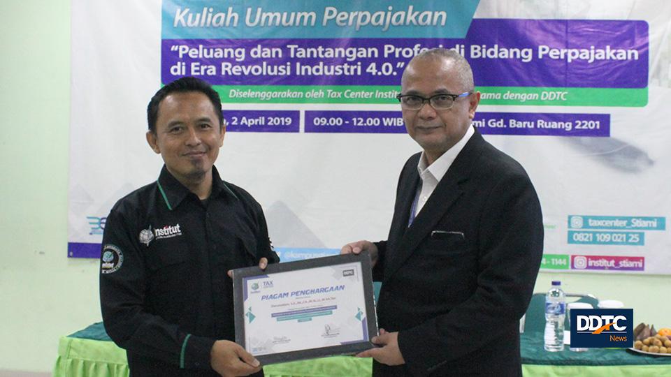 Pemberian piagam penghargaan dari Institut STIAMI kepada Managing Partner DDTC Darussalam. 