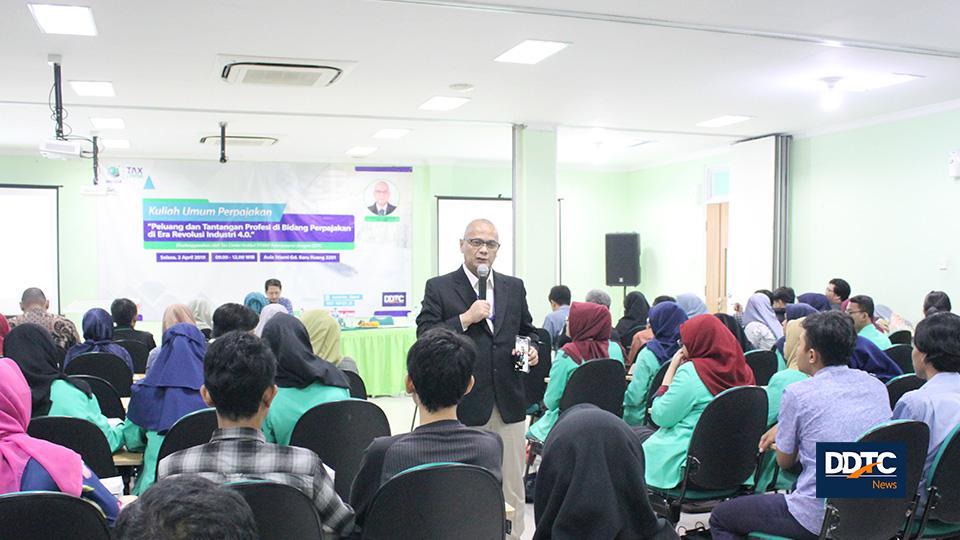 Managing Partner DDTC Darussalam menjawab pertanyaan dari mahasiswa peserta kuliah umum.