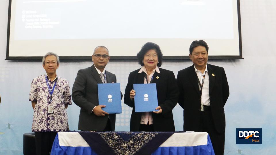 Berfoto bersama setelah penandatanganan MoU. 