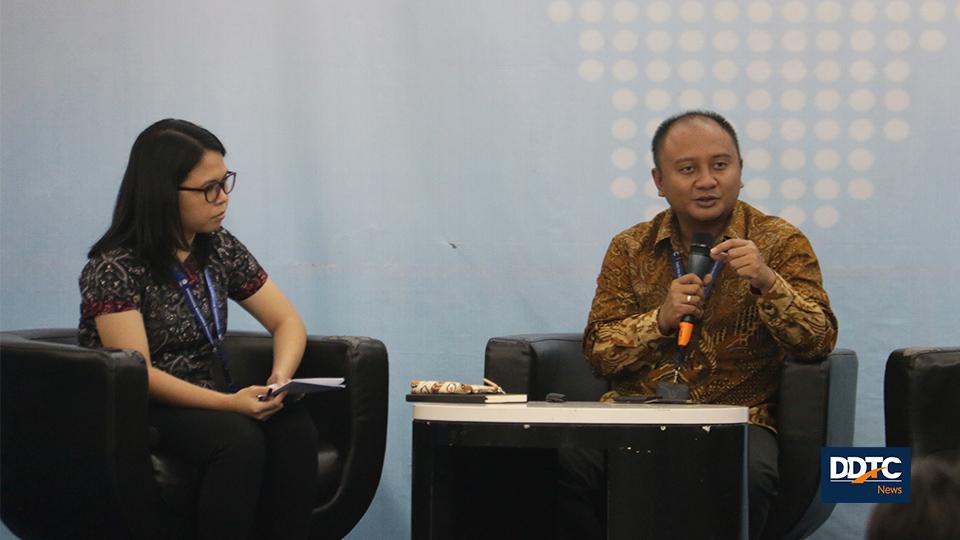 Partner DDTC Fiscal Research B. Bawono Kristiaji menjawab pertanyaan dari mahasiswa.