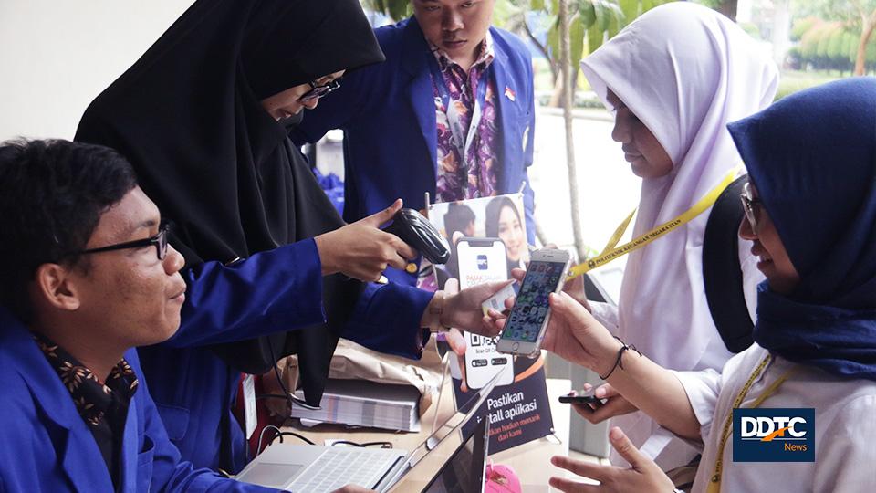 Proses registrasi seminar nasional bertajuk ‘Peran Automatic Exchange of Information dalam Meningkatkan Performa Perpajakan Nasional’ di Kampus Politeknik Keuangan Negara (PKN) STAN, Rabu (24/4/2019). 