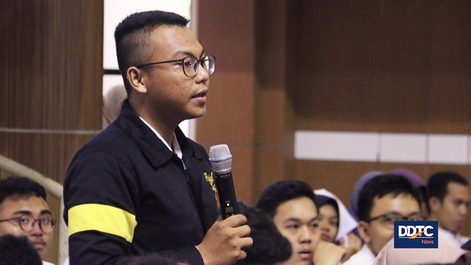 Mahasiswa peserta seminar antusias bertanya kepada pembicara. 