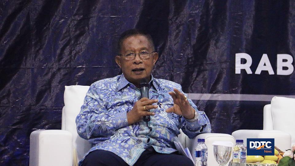 Menko Perekonomian Darmin Nasution menjawab pertanyaan dari mahasiswa peserta seminar nasional. 