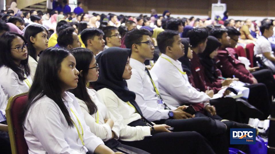 Para mahasiswa tampak serius mendengarkan paparan pembicara. 