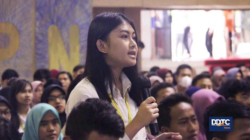 Seorang mahasiswa peserta seminar nasional melemparkan pertanyaan kepada pembicara. 