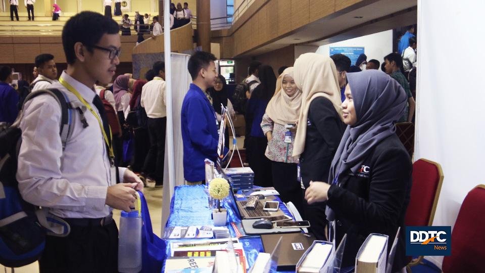 Beberapa peserta seminar berkunjung ke booth DDTC untuk bertanya terkait buku, kesempatan magang, dan DDTC Library. 