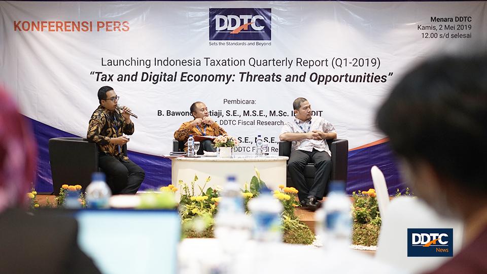 Fiscal Economist DDTC Denny Vissaro (kiri) memulai paparan acara peluncuran Indonesia Taxation Quarterly Report (Q1 2019) di Menara DDTC, Jakarta pada Kamis (2/5/2019).