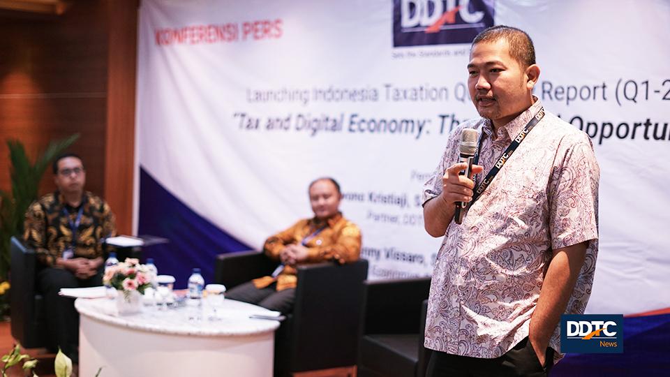 Pemimpin Redaksi DDTCNews Bastanul Siregar (kanan) menjadi moderator diskusi.