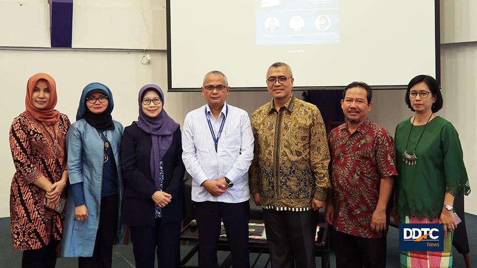 Managing Partner DDTC Darussalam dan Dekan FIA UI Eko Prasojo berfoto bersama para dosen. 