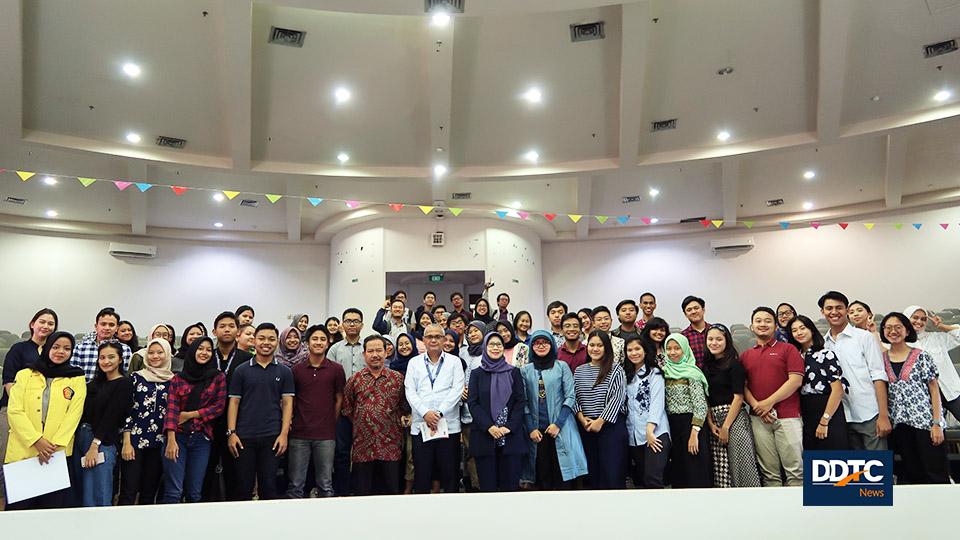 Managing Partner DDTC Darussalam dan Dekan FIA UI Eko Prasojo berfoto bersama para dosen dan mahasiswa peserta acara bedah buku ‘Era Baru Hubungan Otoritas Pajak dengan Wajib Pajak’. 