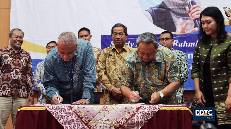 Managing Partner DDTC Darussalam dan Rektor Universitas Pamulang Dayat Hidayat menandatangani perjanjian kerja sama (MoU) pendidikan dan praktisi perpajakan di Auditorium Universitas Pamulang, Kamis (10/10/2019).