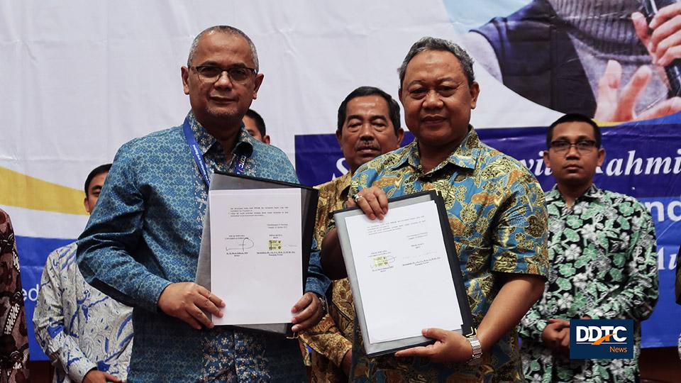 Managing Partner DDTC Darussalam dan Rektor Universitas Pamulang Dayat Hidayat menunjukkan perjanjian kerja sama pendidikan yang telah ditandatangani. Universitas Pamulang menjadi perguruan tinggi ke-16 yang telah meneken MoU dengan DDTC.