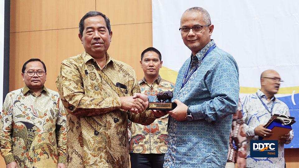 Managing Partner DDTC Darussalam menerima cendera mata dari Ketua Yayasan Sasmita Jaya Grup Darsono setelah mendatanganani MoU antara DDTC dan Universitas Pamulang.