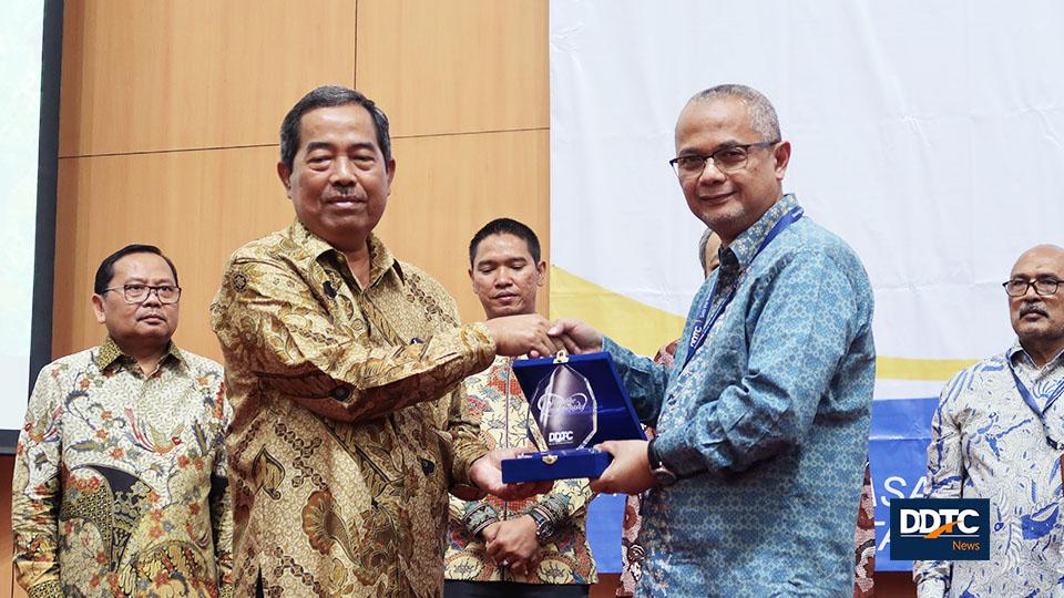 Managing Partner DDTC Darussalam memberikan cendera mata kepada Ketua Yayasan Sasmita Jaya Grup Darsono di Auditorium Kampus Universitas Pamulang.