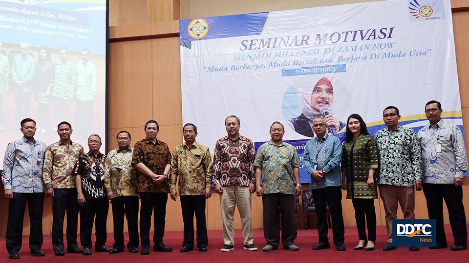 Sesi foto bersama jajaran Rektorat Universitas Pamulang dengan perusahaan yang meneken perjanjian kerja sama (MoU) di Auditorium Universitas Pamulang.