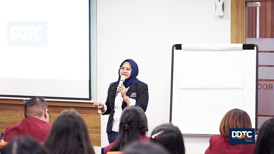 Sesi pemaparan HRD DDTC Rika Aryani. Dia menjelaskan tentang company profile dan DDTC Excecutive Internship Program. 