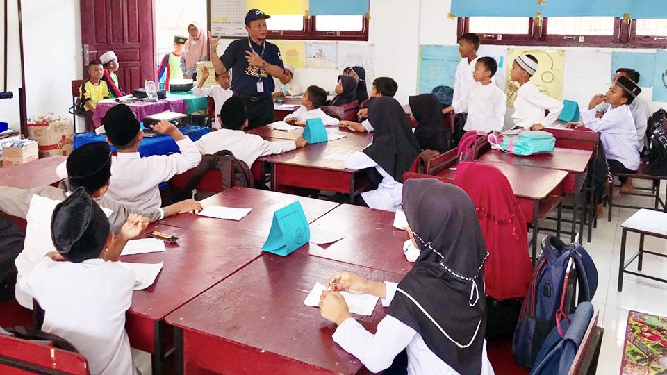 Suasana Pajak Bertutur 2019 yang dilakukan KPP Pratama Kuala Tungkal di SD 015/V Serdang Jaya. (foto: Twitter @kpptungkal)